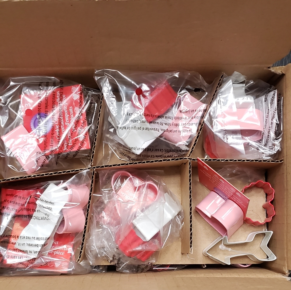 12 sets Wilton Mini Cookie cutters - Picture 1 of 3